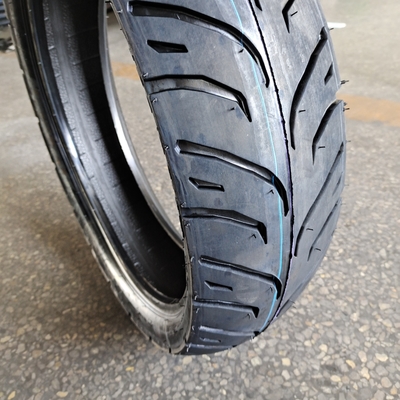 140/60-17 D Pneus de moto fabriqués à partir de caoutchouc naturel et ayant une classification Ply 6pr/8pr
