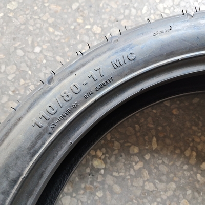 Super 110/80-17 Pneus de moto avec 35% à 55% de caoutchouc et boîtier résistant