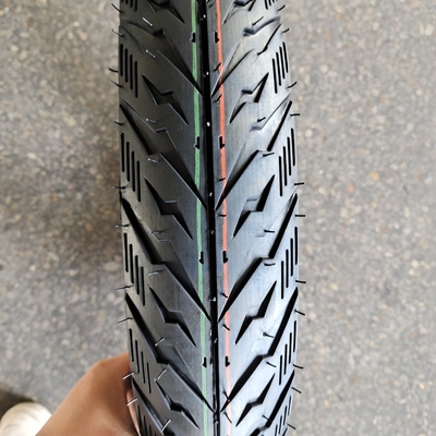 100/80-14 Pneus de moto avec 35% à 55% de caoutchouc et carcasse