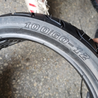 Pneus à graisse de vélo électrique en caoutchouc naturel avec OEM acceptable en taille 100/60-12