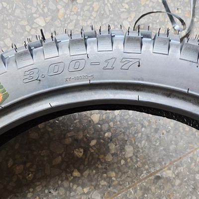 Fournisseur de pneus de moto 3.00-17 avec matière première en caoutchouc naturel acier nylon