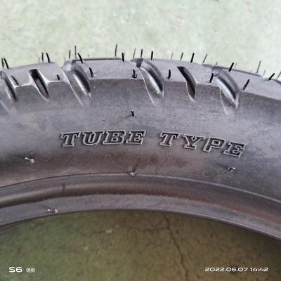 Pneus de moto en caoutchouc OEM acceptables 80/100-14 pour la garantie du boîtier du pneu