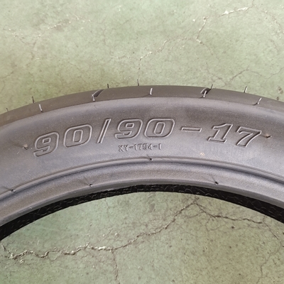 90/90-17 Pneus de moto avec matière première naturelle caoutchouc acier nylon