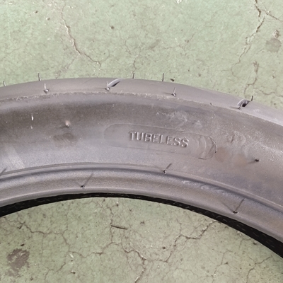 90/90-17 Pneus de moto avec matière première naturelle caoutchouc acier nylon
