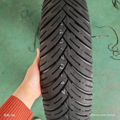 140/70-17 8 Ply Rate pneu de moto noir 18 pouces fabriqué pour le chargement Port Qingdao