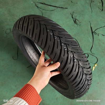 140/70-17 8 Ply Rate pneu de moto noir 18 pouces fabriqué pour le chargement Port Qingdao