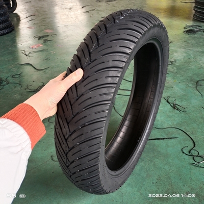 140/70-17 8 Ply Rate pneu de moto noir 18 pouces fabriqué pour le chargement Port Qingdao