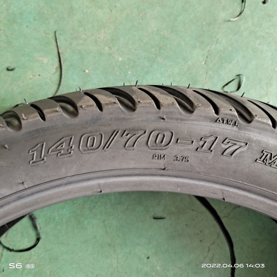 140/70-17 8 Ply Rate pneu de moto noir 18 pouces fabriqué pour le chargement Port Qingdao