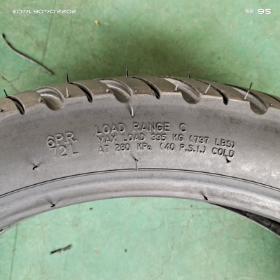 140/70-17 8 Ply Rate pneu de moto noir 18 pouces fabriqué pour le chargement Port Qingdao
