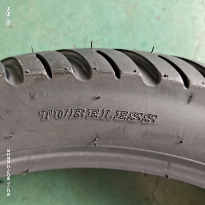 140/70-17 8 Ply Rate pneu de moto noir 18 pouces fabriqué pour le chargement Port Qingdao