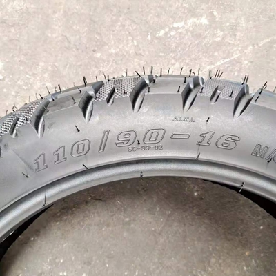 Chargement du port de Qingdao 110/90-16 Pneus sans tube pour motocycle avec 35% à 55% de caoutchouc
