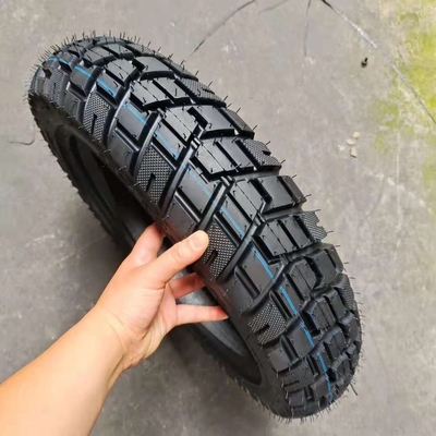 Chargement du port de Qingdao 110/90-16 Pneus sans tube pour motocycle avec 35% à 55% de caoutchouc