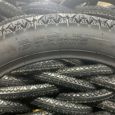 Roues et pneus de moto pour 3.00-17 Port de chargement Port de Qingdao Résistance à la traction 10.5