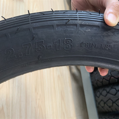 La production de pneus de moto Bajaj Boxer est de 2,75-18 20000 KM, durée de vie de 5000 pièces par jour.