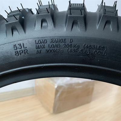 Pneus de moto pour les aventures et les défis hors route