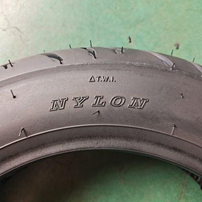 Capacité de production 5000 pièces/jour pneus de scooter motocycle 3.00-10 but Remplacer/réparer