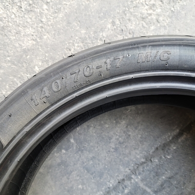 6pr/8pr Pneus sans tube 140/70-17 pour motocyclettes avec OEM acceptable et Ply Rating 6pr/8pr