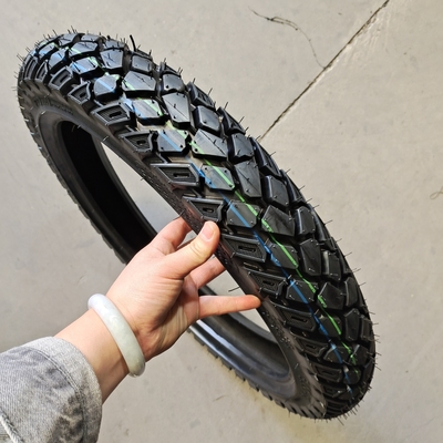 Pneus de moto de 17" 18" 19" 21" pouces avec caoutchouc naturel fabriqué dans le port de chargement Qingdao