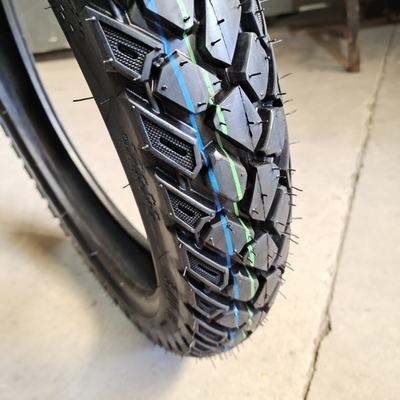 Pneus de moto de 17" 18" 19" 21" pouces avec caoutchouc naturel fabriqué dans le port de chargement Qingdao