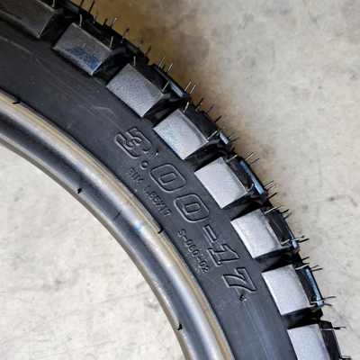 Super caoutchouc pneu de moto pour 3,00-17 Taille du pneu et boîtier 110/90-18