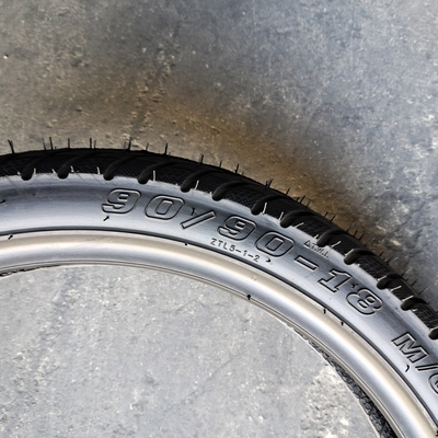 Pneus de moto naturels en caoutchouc 2.75-16 2.75-17 2.75-18 2.50-17 9090-18 avec matière première