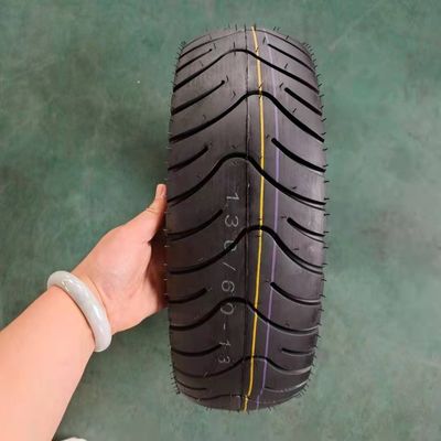 Faites rouler votre scooter avec des pneus de moto de 3,50 à 10 Capacité de production de 5000 pièces / jour