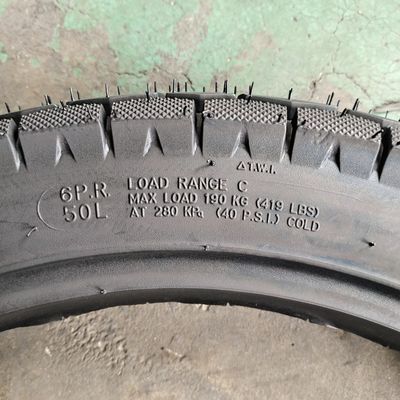 Pneus de motocycle 17 3.00-17 Pneus de supermoto avec une résistance à la traction durable