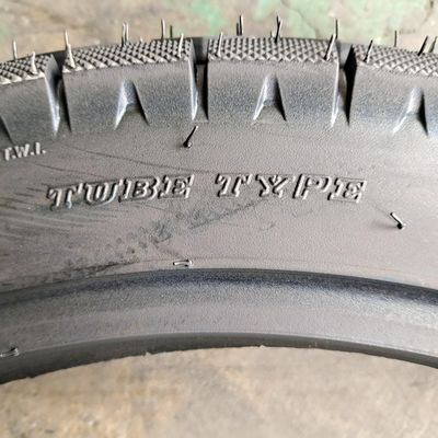 Pneus de motocycle 17 3.00-17 Pneus de supermoto avec une résistance à la traction durable