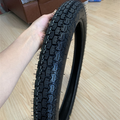 Chargement du port de Qingdao Herschel 2.50-17 Pneus de moto avec boîtier de pneus à longue durée de vie