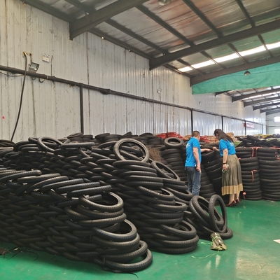 14 roues Pneus de moto 80/90-14 pour le port de chargement Port de Qingdao et boîtier de pneus