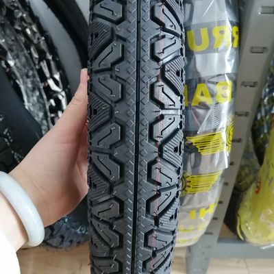 35% à 55% de teneur en caoutchouc dans les pneus de moto 3.00-17 pour la vente sans tube sur motocyclettes