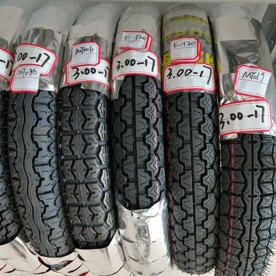 35% à 55% de teneur en caoutchouc dans les pneus de moto 3.00-17 pour la vente sans tube sur motocyclettes