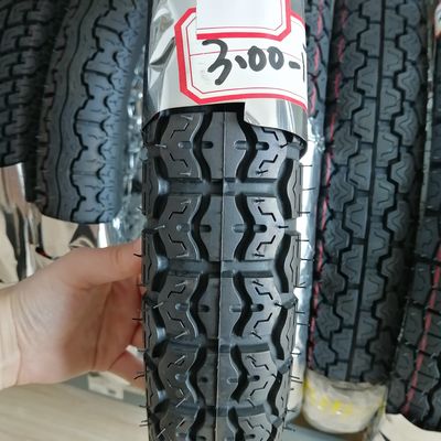 35% à 55% de teneur en caoutchouc dans les pneus de moto 3.00-17 pour la vente sans tube sur motocyclettes