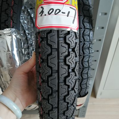 35% à 55% de teneur en caoutchouc dans les pneus de moto 3.00-17 pour la vente sans tube sur motocyclettes