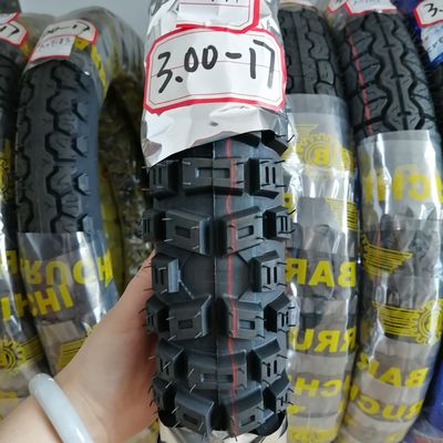 35% à 55% de teneur en caoutchouc dans les pneus de moto 3.00-17 pour la vente sans tube sur motocyclettes