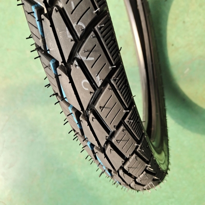 Pneus et tubes en caoutchouc pour motos 2.75-17 Haute résistance à la traction 35%-55% Contenu en caoutchouc