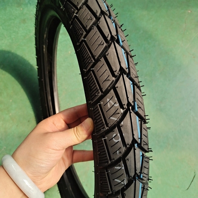 Pneus et tubes en caoutchouc pour motos 2.75-17 Haute résistance à la traction 35%-55% Contenu en caoutchouc