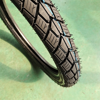 Pneus et tubes en caoutchouc pour motos 2.75-17 Haute résistance à la traction 35%-55% Contenu en caoutchouc