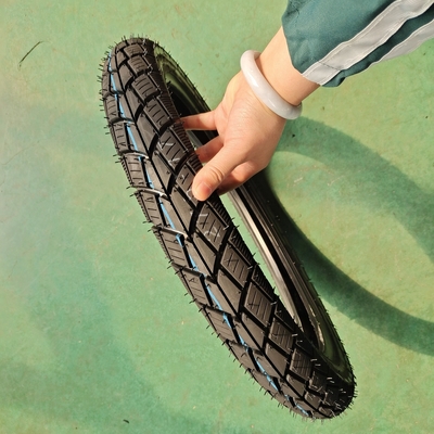 Pneus et tubes en caoutchouc pour motos 2.75-17 Haute résistance à la traction 35%-55% Contenu en caoutchouc
