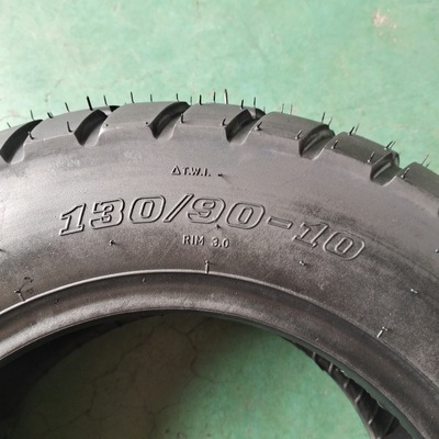 130/90-10 Pneus de motocyclette en caoutchouc naturel avec OEM acceptable et de grandes performances