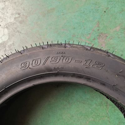 Port de chargement Qingdao Chinois 90/90-12 Pneus de moto sans tube lourds avec boîtier de pneus