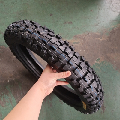 pneu de moto sans tube noir 4.10-18 8PR avec 35% à 55% de caoutchouc à Qingdao