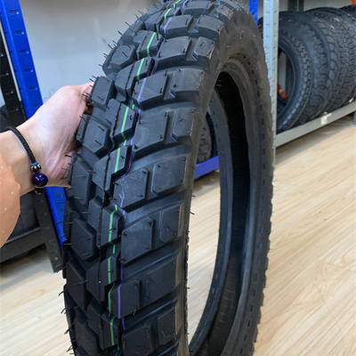 35% à 55% de teneur en caoutchouc Les pneus de moto 110/90-17 sans tube pour le marché africain