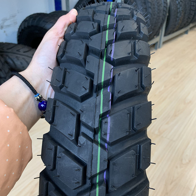 35% à 55% de teneur en caoutchouc Les pneus de moto 110/90-17 sans tube pour le marché africain