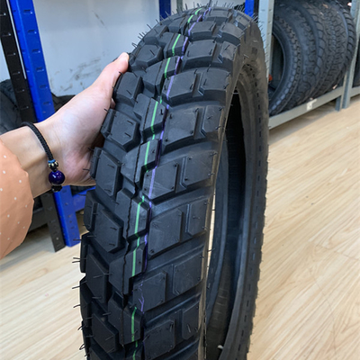 35% à 55% de teneur en caoutchouc Les pneus de moto 110/90-17 sans tube pour le marché africain