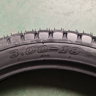 2.70-17 2.75-17 2.75-18 3.00-17 3.00-18 pneu de moto sans tube avec acier et nylon
