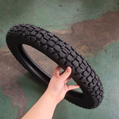 Contenu en caoutchouc de 35% à 55% Pneus naturels de caoutchouc pour motocyclettes 3.00-18 Pneus sans tube au mieux