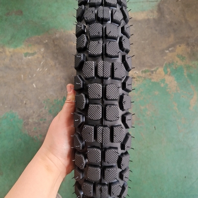 Contenu en caoutchouc de 35% à 55% Pneus naturels de caoutchouc pour motocyclettes 3.00-18 Pneus sans tube au mieux