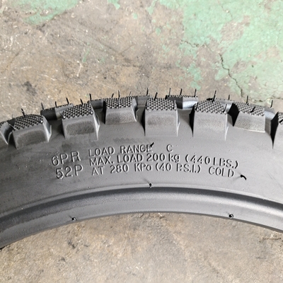 Contenu en caoutchouc de 35% à 55% Pneus naturels de caoutchouc pour motocyclettes 3.00-18 Pneus sans tube au mieux