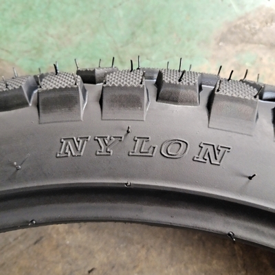 Contenu en caoutchouc de 35% à 55% Pneus naturels de caoutchouc pour motocyclettes 3.00-18 Pneus sans tube au mieux